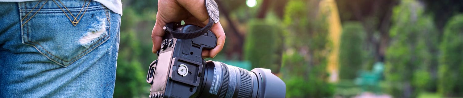 Man med kamera i handen